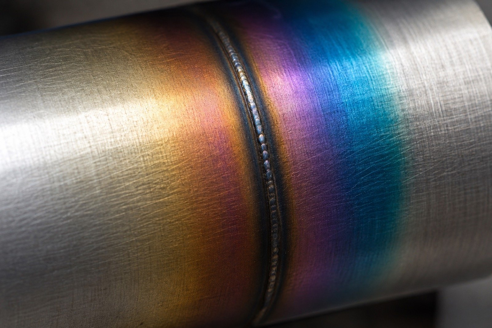Stainless heat-tint colours around a controlled seam